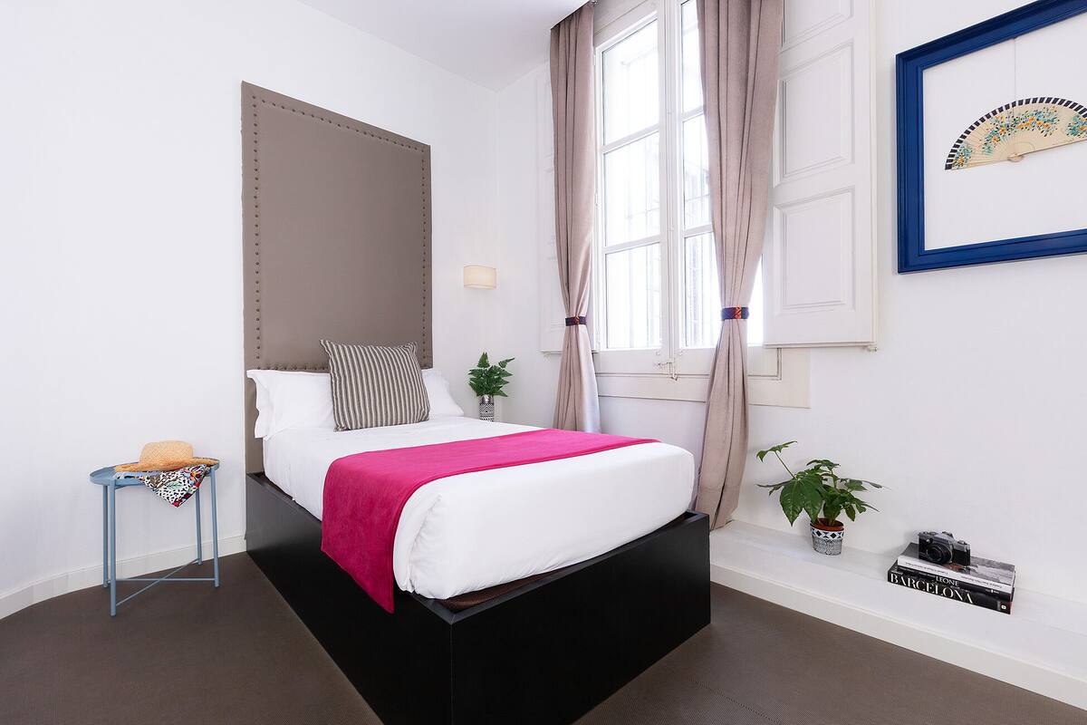 Single Room | Premium bedding, in-room safe, desk, laptop workspace