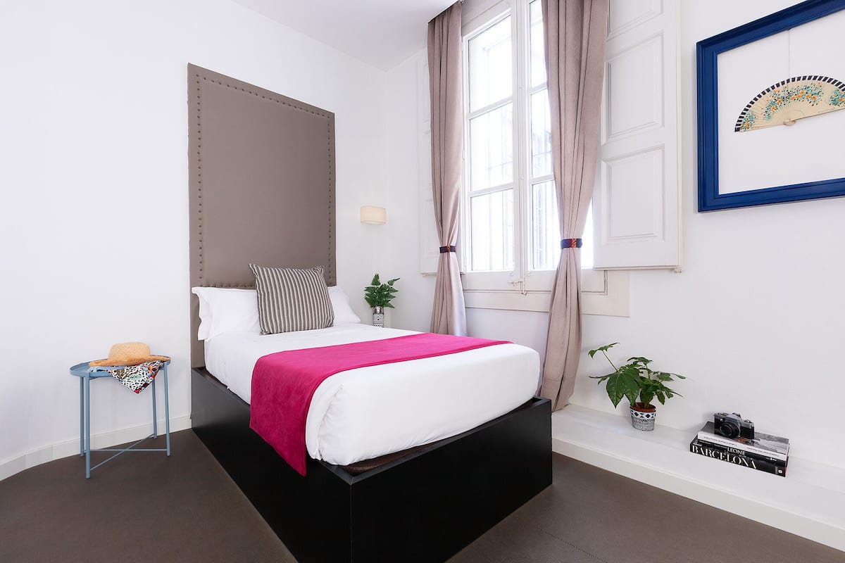Single Room | Premium bedding, in-room safe, individually decorated, desk