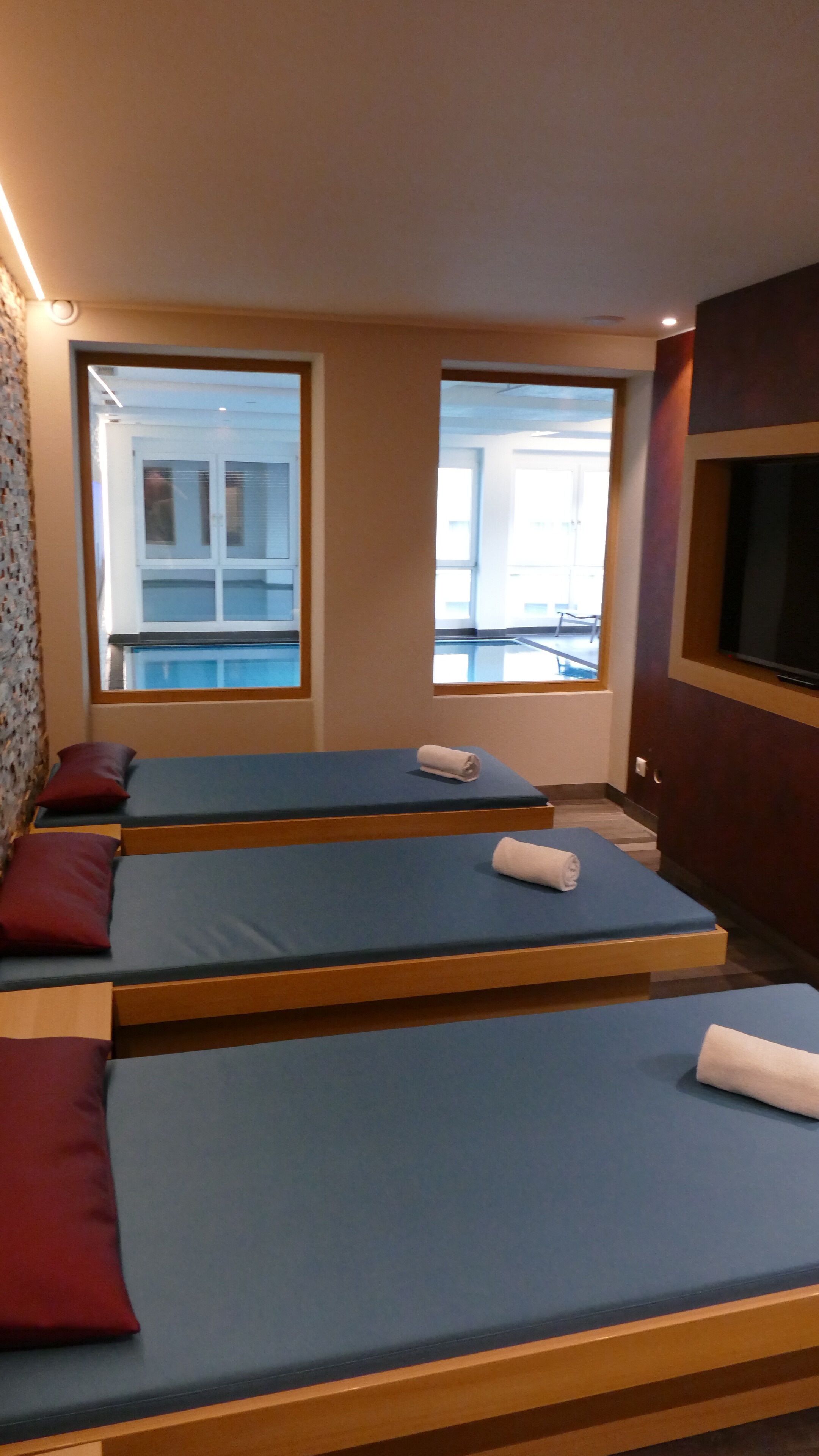 indoor pool, open 7:00 am to 10:00 pm, pool loungers