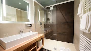 Kostenlose Toilettenartikel, Haartrockner, Bademäntel, Handtücher