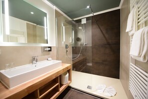 Free toiletries, hair dryer, bathrobes, towels - Hotel-Restaurant Richard Held (Regensburg)