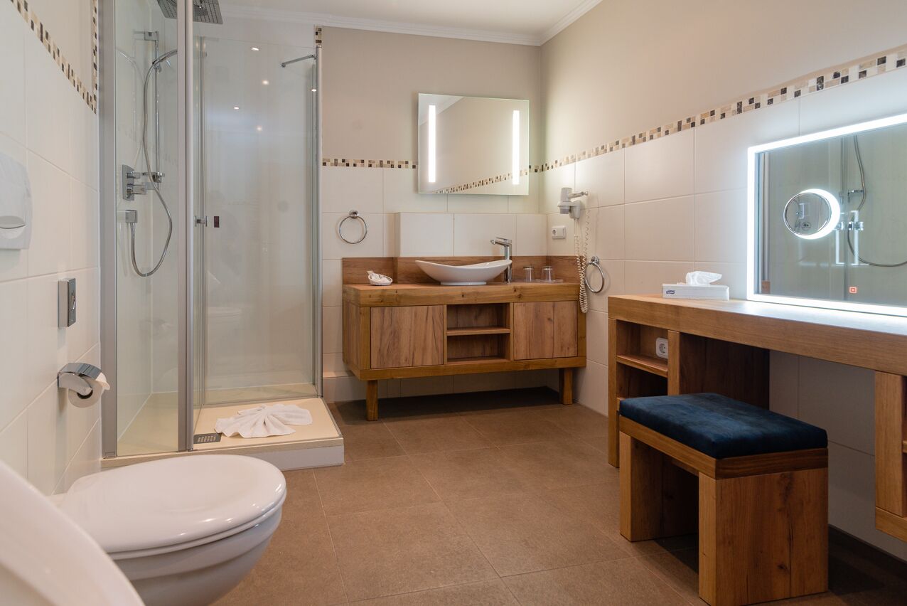 deluxe suite | bathroom | free toiletries, hair dryer, bathrobes, towels