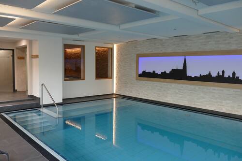 Piscina coperta, con ingresso dalle 07:00 alle 22:00, lettini