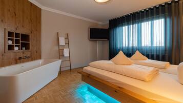 Deluxe Suite | Hypo-allergenic bedding, minibar, individually decorated