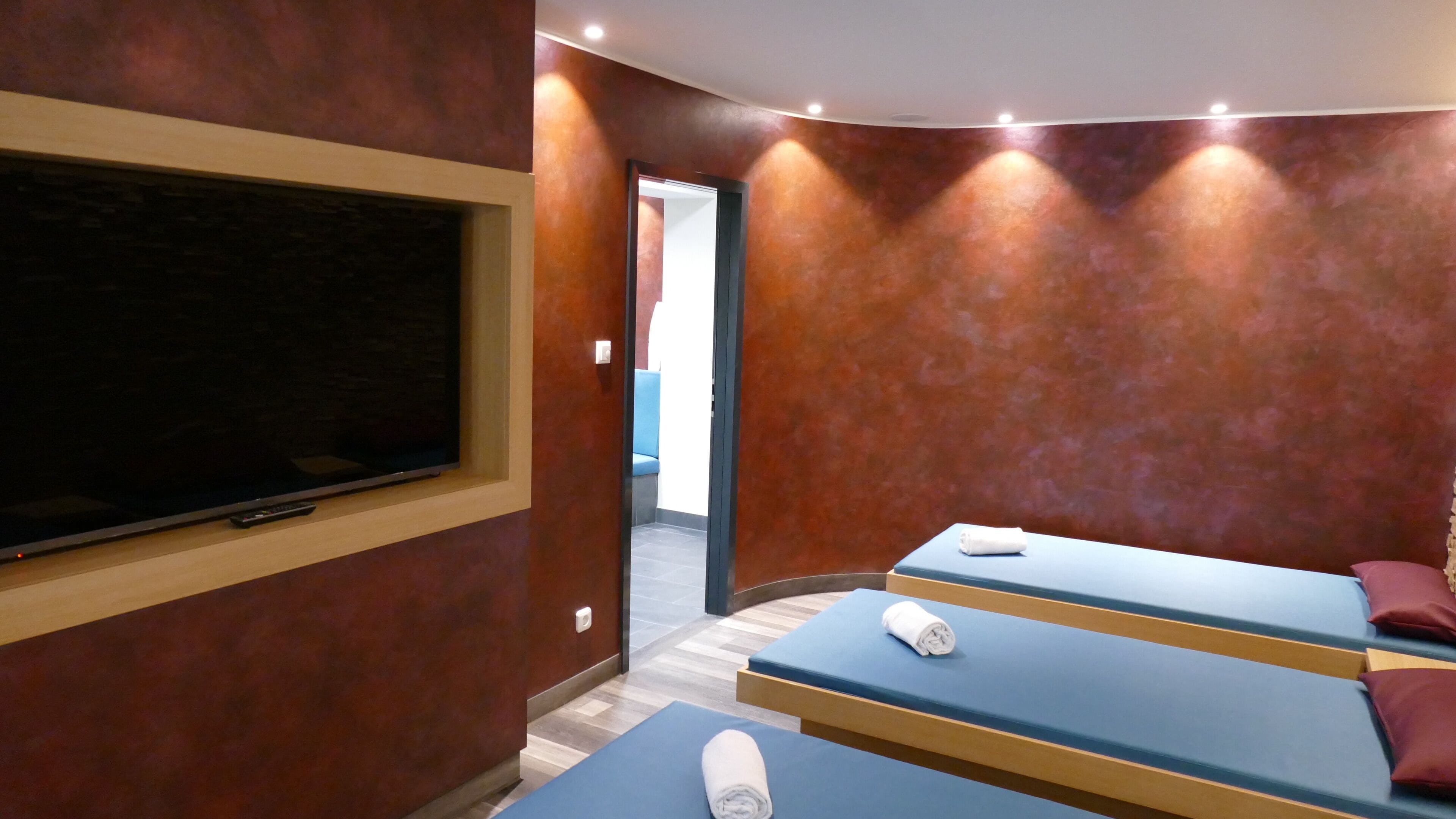 indoor pool, open 7:00 am to 10:00 pm, pool loungers