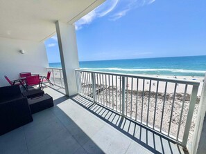 Outdoor dining - 🌞The beach is calling- Come stroll the beach for some treasures 🐚🌊 (Gulf Shores)