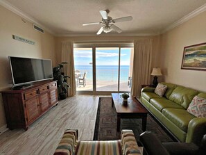 Een televisie en een dvd-speler