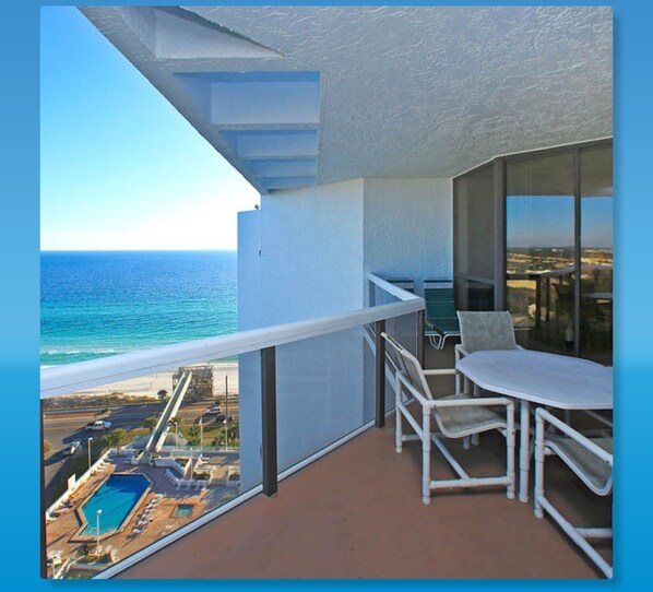 Outdoor dining - FREE Beach SRVC! FREE Beach Bonfires! Fantastic Amenities! VIEWS 4 MILES! (Miramar Beach)
