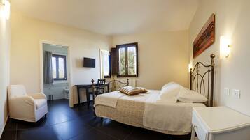 Deluxe Apartment, 2 Bedrooms | 1 bedroom, in-room safe, soundproofing, iron/ironing board