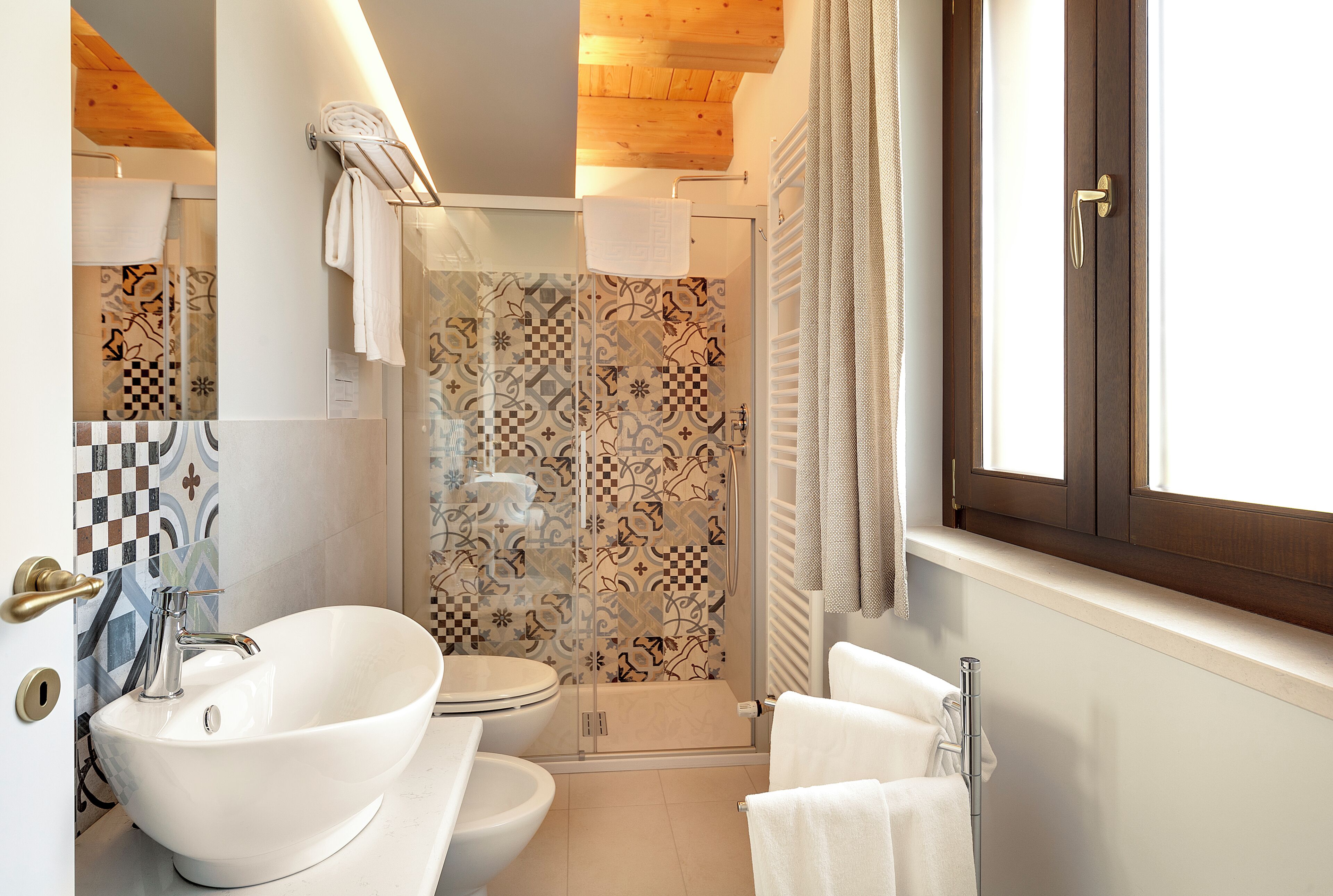 Dusche, kostenlose Toilettenartikel, Haartrockner, Hausschuhe
