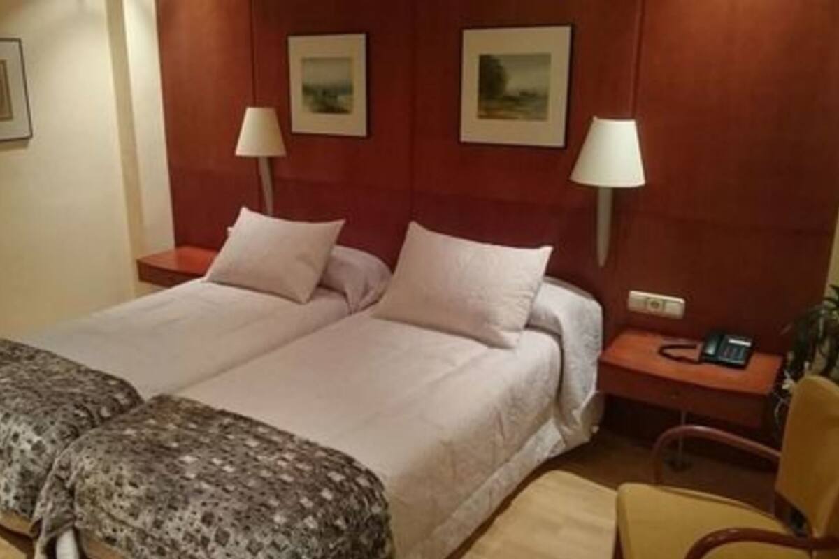 Habitación doble de uso individual | Caja de seguridad en la habitación y decoración personalizada