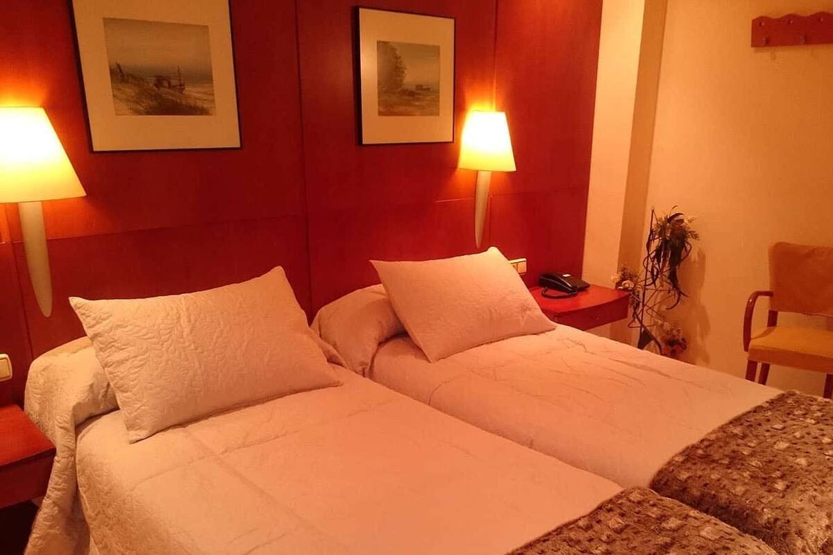 Habitación doble superior de uso individual | Caja de seguridad en la habitación y decoración personalizada