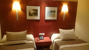 Superior tweepersoonskamer | Een kluis op de kamer, individueel gedecoreerd, een bureau, gratis wifi