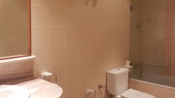 Habitació doble per a ús individual | Bany | Articles de tocador gratuïts, assecador de cabells i tovalloles