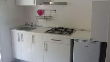 Refrigerador, parrilla de estufa y utensilios de cocina