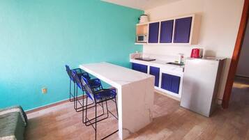 Departamento, 1 habitación | Cocina privada | Refrigerador, microondas, cafetera y tetera y tostadora