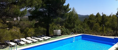 Piscine extérieure, chaises longues