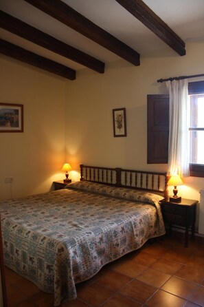 Cots/infant beds, free WiFi