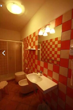 Shower, free toiletries, hair dryer, bidet - Albergo Ristorante Belvedere (Borghetto di Vara)