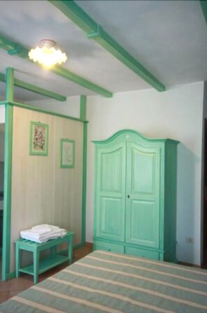 Habitación familiar (2+2 - dependance) | Escritorio, tabla de planchar con plancha y wifi gratis 