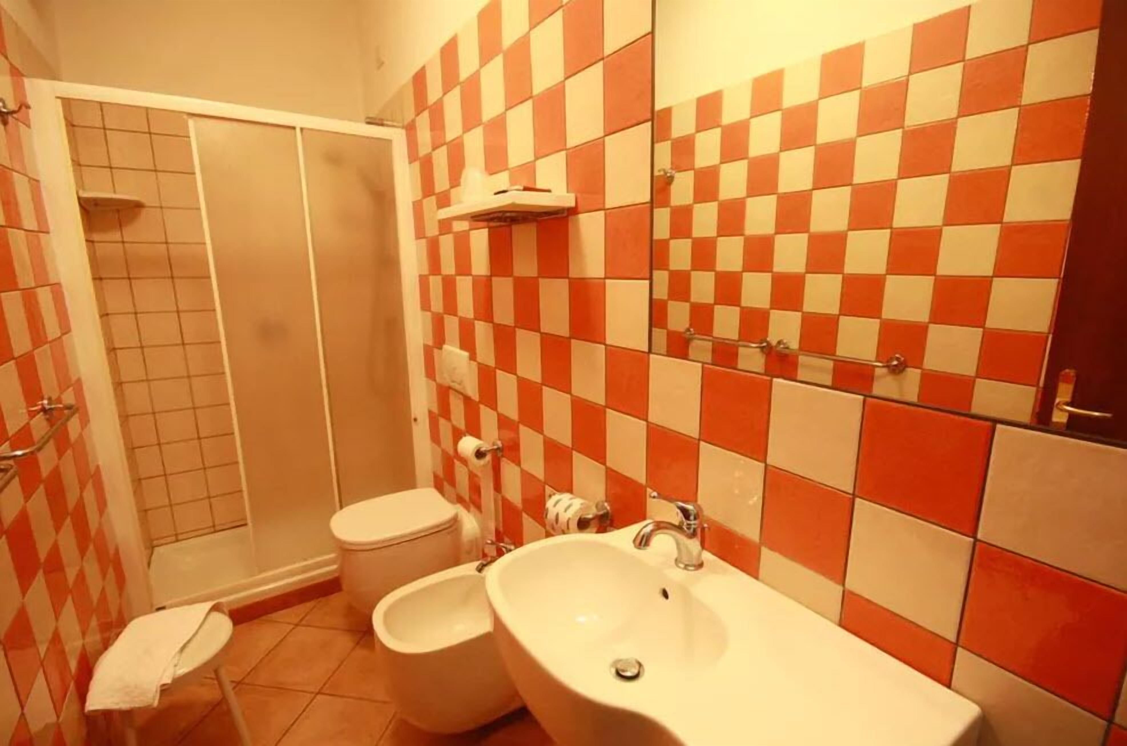 shower, free toiletries, hair dryer, bidet