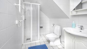 Chambre Double (With Sofa Bed) | Salle de bain