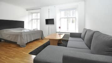 Habitación doble (Lower Ground Floor with Sofa Bed) | Zona de estar | Una televisión de pantalla plana