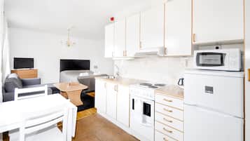 HabitaciĂłn doble (With Sofa Bed) | Cocineta privada | Refrigerador, microondas y cafetera y tetera