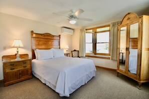 Chambre, 1 grand lit, non-fumeurs, vue partielle sur l'océan | 1 chambre, fer et planche à repasser, Wi-Fi gratuit, draps fournis