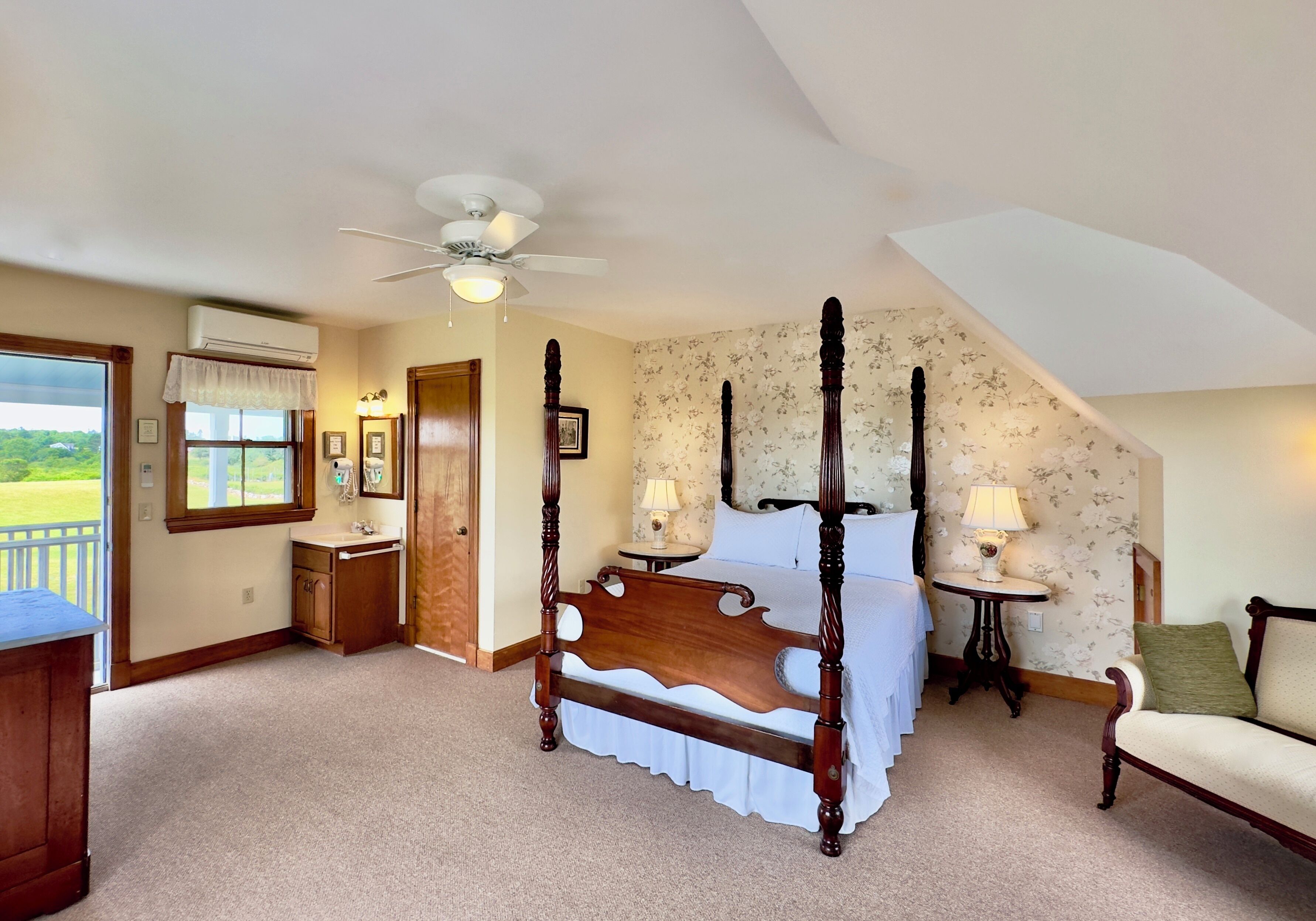 Chambre, 1 grand lit, non-fumeurs, vue partielle sur l'océan | 1 chambre, fer et planche à repasser, Wi-Fi gratuit, draps fournis