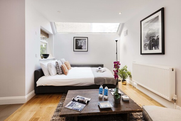 Apartment, 2 Bedrooms | Living area