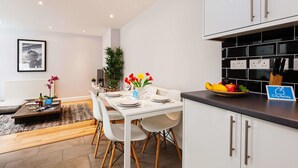 Apartment, 2 Schlafzimmer | Essbereich im Zimmer