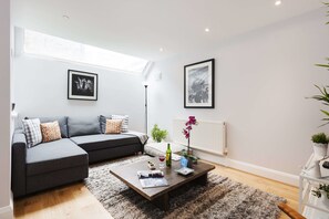 Apartment, 2 Bedrooms | Living room