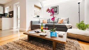 Apartment, 2 Schlafzimmer | Wohnzimmer | Fernseher