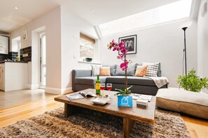 Apartment, 2 Bedrooms | Living room