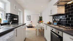 Apartment, 2 Schlafzimmer | Eigene Küche | Kühlschrank, Mikrowelle, Ofen, Geschirrspüler
