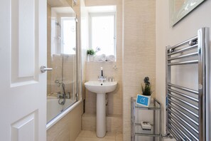 Apartment, 3 Bedrooms | Private kitchen | Oven, dishwasher, cookware/dishes/utensils - The Chelsea Sandhills Residence - TL19 (London)