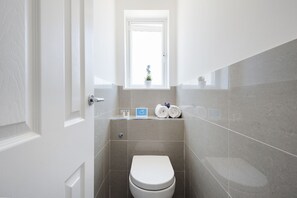 Apartment, 3 Bedrooms | Bathroom | Free toiletries, hair dryer, towels - The Chelsea Sandhills Residence - TL19 (London)