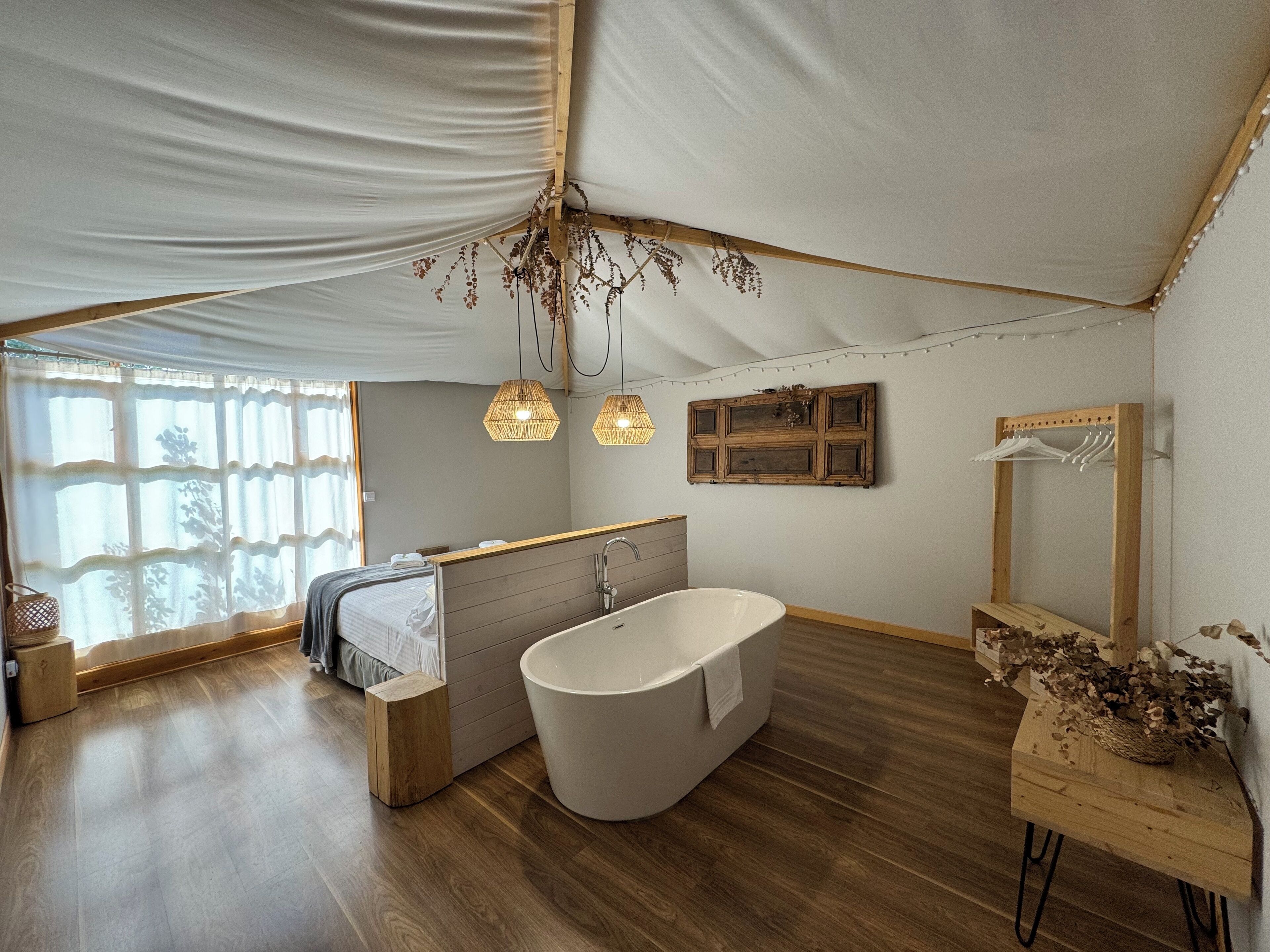 Room, 1 King Bed (Shared bathroom) | Free WiFi, bed sheets