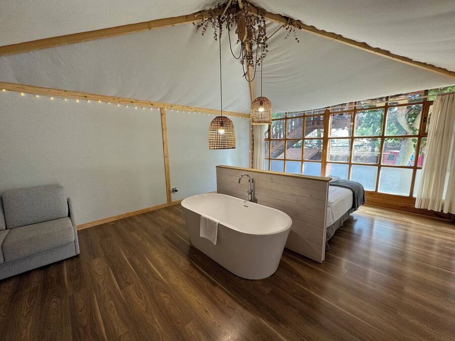 Kamar, 1 Tempat Tidur King (Shared bathroom) | Wi-Fi gratis dan seprai linen