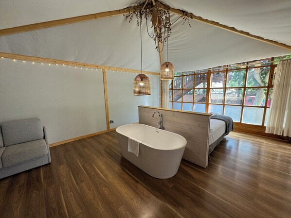 Kamar, 1 Tempat Tidur King (Shared bathroom) | Wi-Fi gratis dan seprai linen