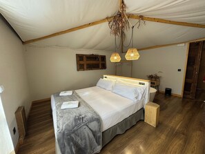 Room, 1 King Bed (Shared bathroom) | Free WiFi, bed sheets