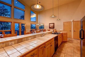 Talo (4 Bedrooms) | Yksityinen keittiö | Jääkaappi, mikroaaltouuni, uuni, liesi