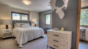 3 bedrooms, iron/ironing board, WiFi (free) - Broken Lance Chalet- On Bus Line, Minutes to Town! (Breckenridge)