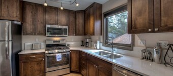 Broken Lance Chalet- On Bus Line, Minutes to Town!