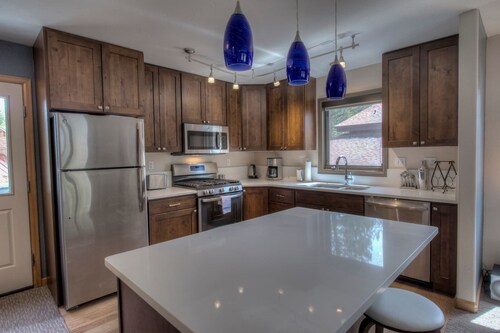 Broken Lance Chalet- On Bus Line, Minutes to Town!