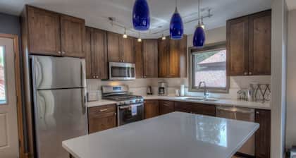 Broken Lance Chalet- On Bus Line, Minutes to Town!