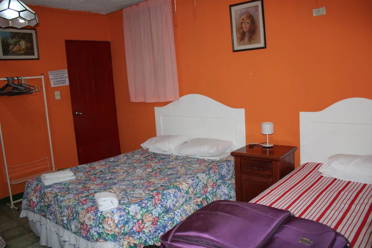 Habitación básica doble, 2 camas individuales, para no fumadores | Escritorio y wifi gratis
