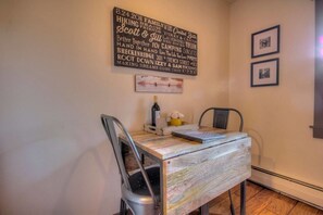 Apartment (1 Bedroom) | In-room dining