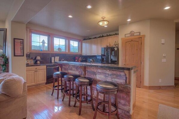 Cookware/dishes/utensils